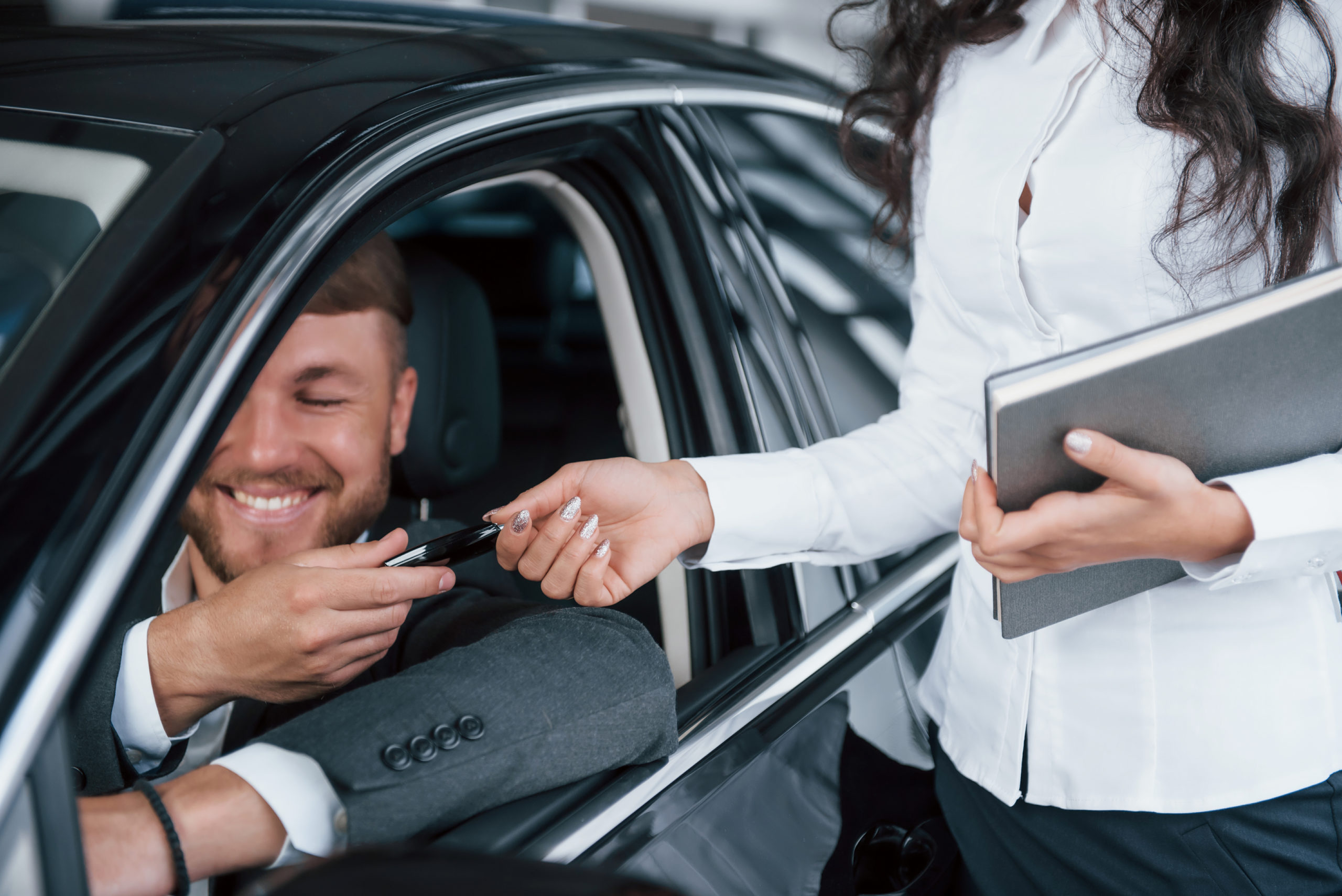 Partons Pour Un Tour. Beau Jeune Homme D'affaires Examiner La Voiture Chez  Le Concessionnaire Alors Qu'il Était Assis À L'intérieur De La Nouvelle  Voiture Et Toucher Le Volant Banque D'Images et Photos