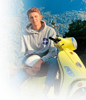 Homme assis sur son scooter