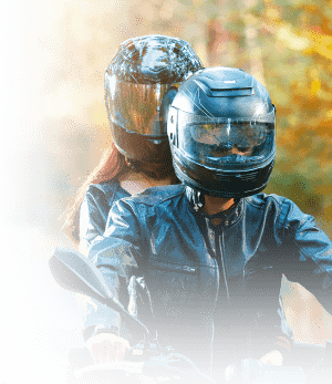 2 perosnnes avec casques de moto