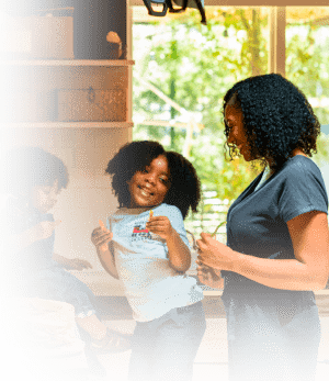 Mère avec ses enfants dans leur cuisine