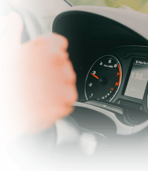 main posée sur le volant d'une voiture sans permis